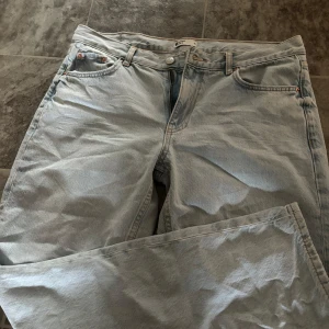 Ljusblåa jeans - Fina ljusblåa jeans från gina, storlek 40/L☺️