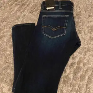 Tja! Säljer ett par Replay Jondrill jeans. | Skick: 10/10, aldrig använda | Storlek: 29/30 | Nypris: 2500 | Mitt pris: 1200 | Pris kan alltid diskuteras! | Hör av er vid frågor. 