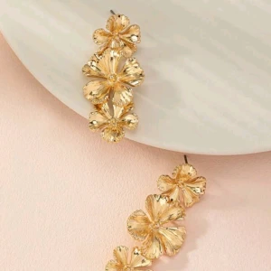 Guldblommiga örhängen - Rostfritt stål, snyggt   helt nya ❌️TRYCK INTE PÅ KÖP❌️ skriv innan,pris kan diskuteras