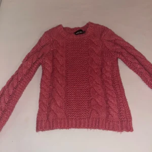 Rosa stickad tröja  - Jätte skön och gosig rosa stickad tröja säljs då den ej kommer till annvänding. 