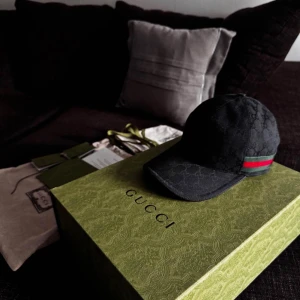 Gucci keps - Hej! Säljer nu denna äkta gucci keps som är i jättebra skick. Den är endast använd några få gånger under korta stunder.  Nu ligger den bara hemma i sin box. Kepsen är justerbar. Tillbehör medföljer samt box.  Hör av dig om du är intresserad💗💗 