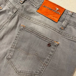 Jacob Cohen jeans - Limited edition (109/654) JC jeans i snygg washed ljusgrå färg med slim/regular passform | Storlek 33 | Skick ~ 9/10 | Ser ljusare och fräschare ut irl /Mvh 
