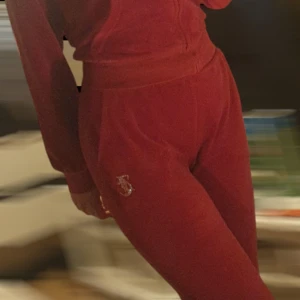 Juicy Couture set - Säljer ett supermjukt rött velour set från Juicy Couture.