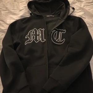 Tuttolente hoodie - Fet tuttolente mt hoodie i storleken L, fint skick och skön. Inga byten vid fler frågor eller bilder PM