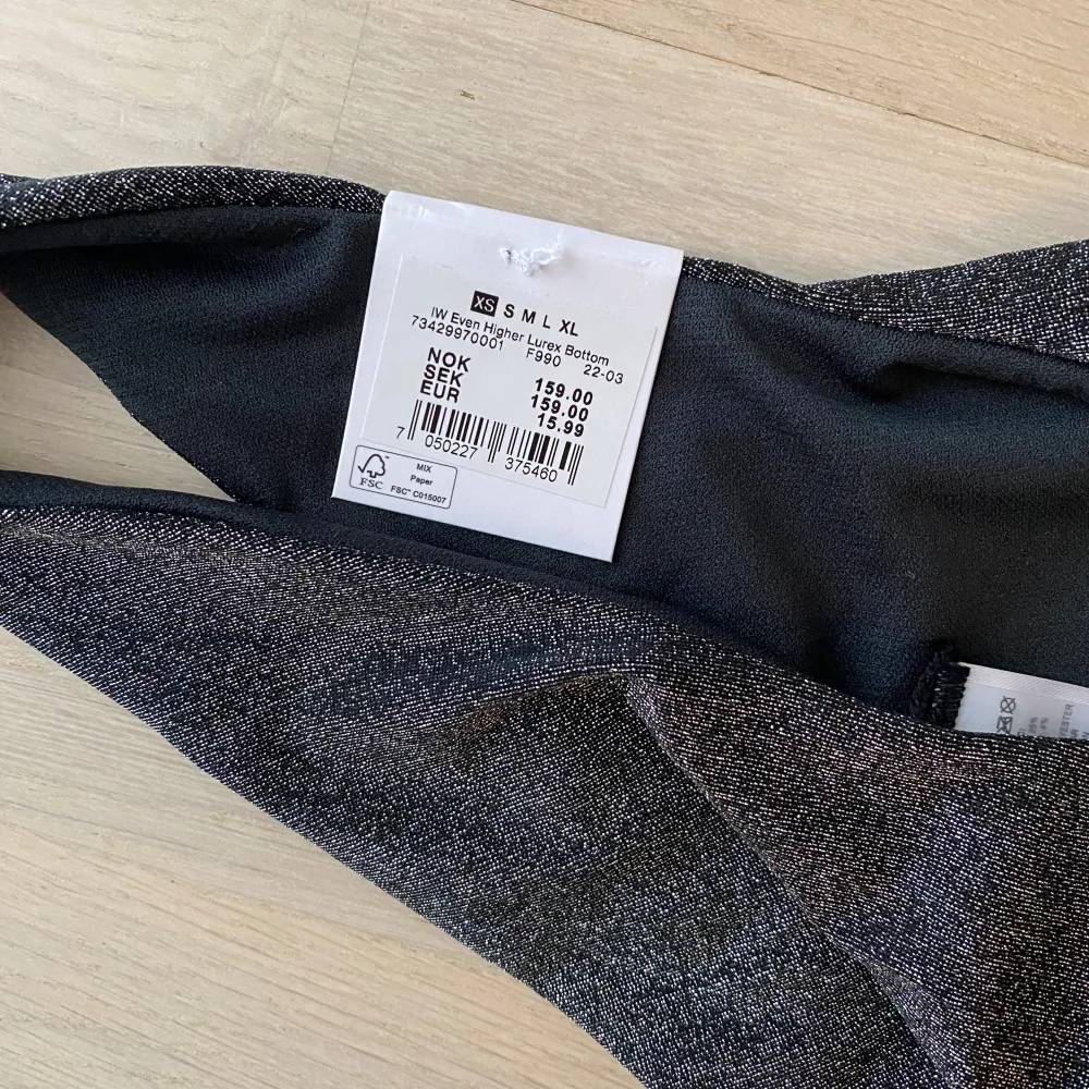 Säljer en helt ny superfin svart glittrig bikiniunderdel från Bik Bok. High leg modell. Perfekt för sommarens alla stranddagar! ✨. Muu.