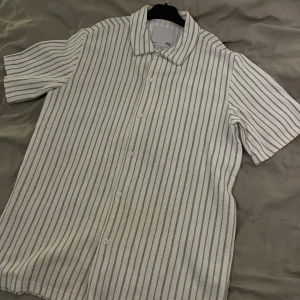 Skjorta från lager 157  - Oanvänd skjorta från lager 157. 