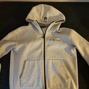Sail Racing zip hoodie - Säljer en grå sail racing zip hoodie😁Storlek M. skick: 10/10
