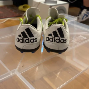 Fotbolls skor str 30  - Säljer dotterns fotbolls skor som blivit för små o väldigt fräscha och fina ännu. Str 30 och märke adidas. 