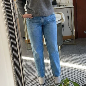 Jeans - mid waist - Mid waist jeans från lindex. Jättebekväma. Endast använda 3-4 gånger