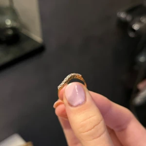 Vågad ring 21K - Vågad allians ring strlk 17,5, 21 K. Väger 1,5g