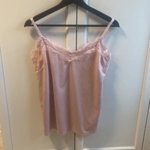 Rosa spets Linné  - Fint spets Linné från Isolde. Jättefint på sommaren 💕