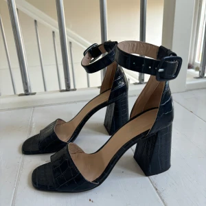 Mörkblåa klackar i faux krokodil-läder - Använt 1-2 gånger