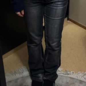 Low waisted jeans  - Jättesnygga boot cut jeans som är grå och lågmidjade