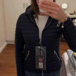 Colmar jacka  - Fin mörkblå höstjacka från colmar helt ny🩷🩷storlek 44 motsvarar 38 passar mig bra som vanligtvis har xs/s i överdelar🫶🏽