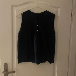 Blus med detaljer - Fin blus med broderidetaljer och har inga skador. 