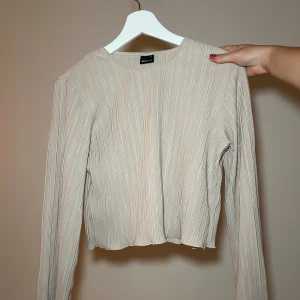 Blus - Från ginatricot, croppad, superfin. Strl XS