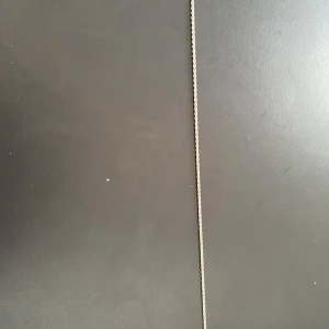 Flätat silver halsband  - Bra skik,Jag har inte använt det så mycket, den är justerbar 