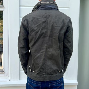 ZARA JACKA MAN - ZARA JACKA MAN, OLIVGRÖN (MÖRK) Skick 8/10 | XS | pris 199 | Nypris 499| Postar genom postnord och instabox | Hör av er vid minsta fundering  