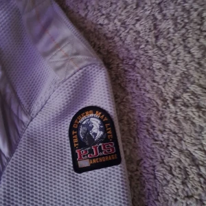 En fet cardigan från parajumpers - Ny skick fick den i present men i fel storlek säljer den här billigt för behöver pengar nu men skriv om ni är intresserade storleken är y-s vilket motsvarar xxs skulle säga killar runt 12, 11 år.👌👌