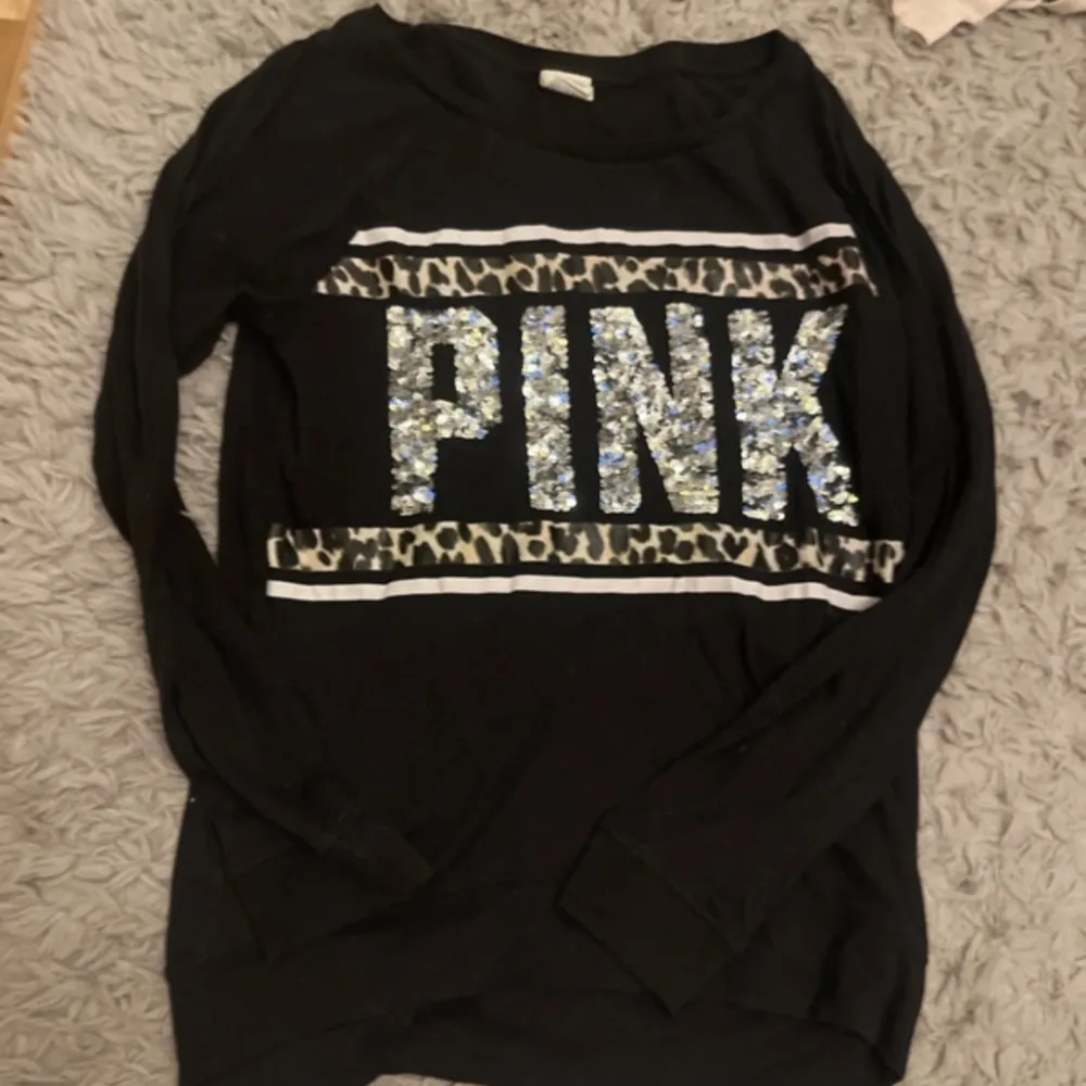 Tröja från Pinnk/Victoria secret. Såååå fin med plaketter och leopard. Lagom lång i armar osv jag är 172 . Toppar.