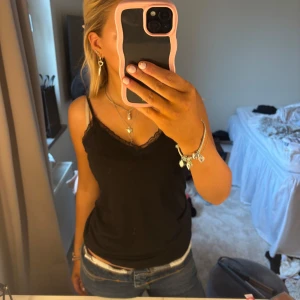 Söt spets topp - Nyskick o jätte skönt material💕