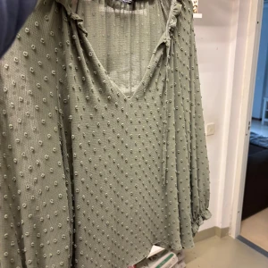 Blus - Säljer denna blus från Zara i storlek S