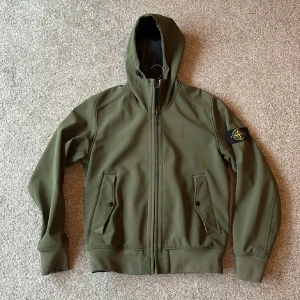 Stone island jacka - Säljer en snygg stone island jacka som är i nyskick inga skador och har använts fåtal gånger. Nypris 3500.