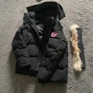 Wyndham canada goose jacka inte använd mycket och är i perfekt form som helt ny