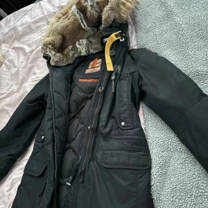 Parajumperjacka dam - Parajumper använd en vinter blivit lite för stor på mig så vill sälja den till någon som kommer använda den. Inga skador mycker fin pälsen jätte fin o bra många fickor så bra förvaring med säkra fickor. Önskar ni mer bilder/frågr bara att höra av er.