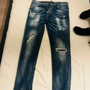  dsquared jeans  - Ett par knappt använda dsquared jeans. Var en prisent fast de passade inte så nu vill jag sälja.