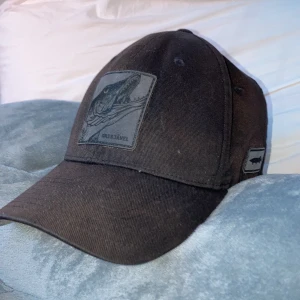 Gris jävel keps  - S-m köpt på hat store för 489.  Solblekt men man kan färga om den. Annars bra skick