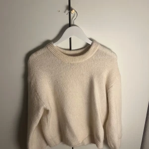 Stickad tröja från lindex - Suuupermysig tröja från Lindex! Knappt använd! Nypris runt 750kr!