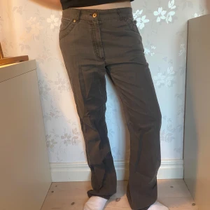 byxor - brunaktiga byxor i skönt material. jag är 167cm. mid-lowrise. inga skador inte så använda. skriv gärna för info, mått eller pris