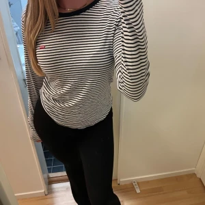 Levis Tröja  - Randig långärmad tröja från Levi’s i storlek L, superskönt material💕bra skick💕