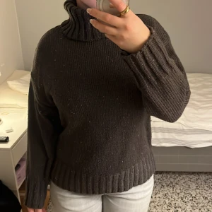 Grå stickad - Grå stickad från NAKD men olika färger i tyget (se bild 3). Superfin och varm men används tyvärr inte ❤️