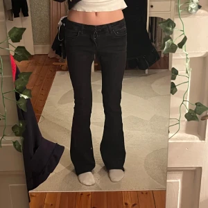 lågmidjade bootcut jeans - lågmidjade svarta bootcut jeans