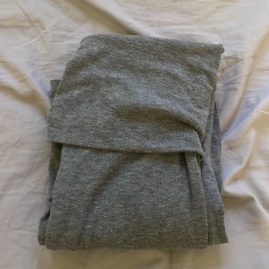 Gråa yogapants - Grå yogapants från Gina tricot i storlek 146/152, bra skick, säljer eftersom de är för små💗nypris 200