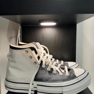 Converse x feng chen wang - Säljer dessa skor som inte kom till så mycket användning, köpte från SNS, kvitto finns För 2200kr Skicket avgör du själv men inga flaws
