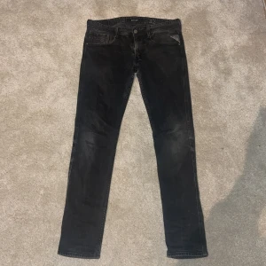 Replay ambass jeans - Säljer ett är feta replay Ambas jeans då jag inte gillar dom längre, ny pris: 1700 mitt pris: 350. Säljer dom så billigt är för att vill ha snabba cash. Har använt dom fåtal gånger och inget fel på dom. Våga fråga vad som helst och priset kan pratas🫡