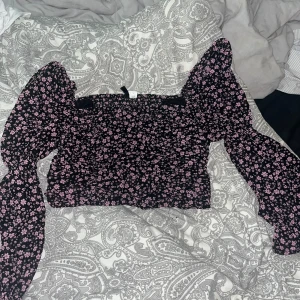Söt blus - Suuuper söt och väldigt bekväm. Passar storlek 40-44 och är lite offshoulder men väldigt skön. Som ny och inga fläckar mm. Betalning sker via swish❤️