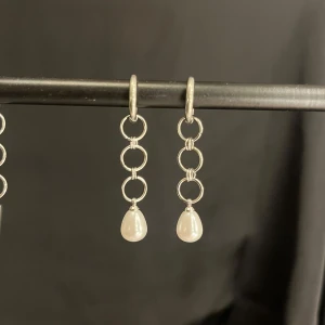 Örhängen pärlor - Örhängen med pärlor som kostar 99kr par och 59 kr st🩷går att ändra design eller välja helt egna🩷 Är i rostfritt stål!!!!