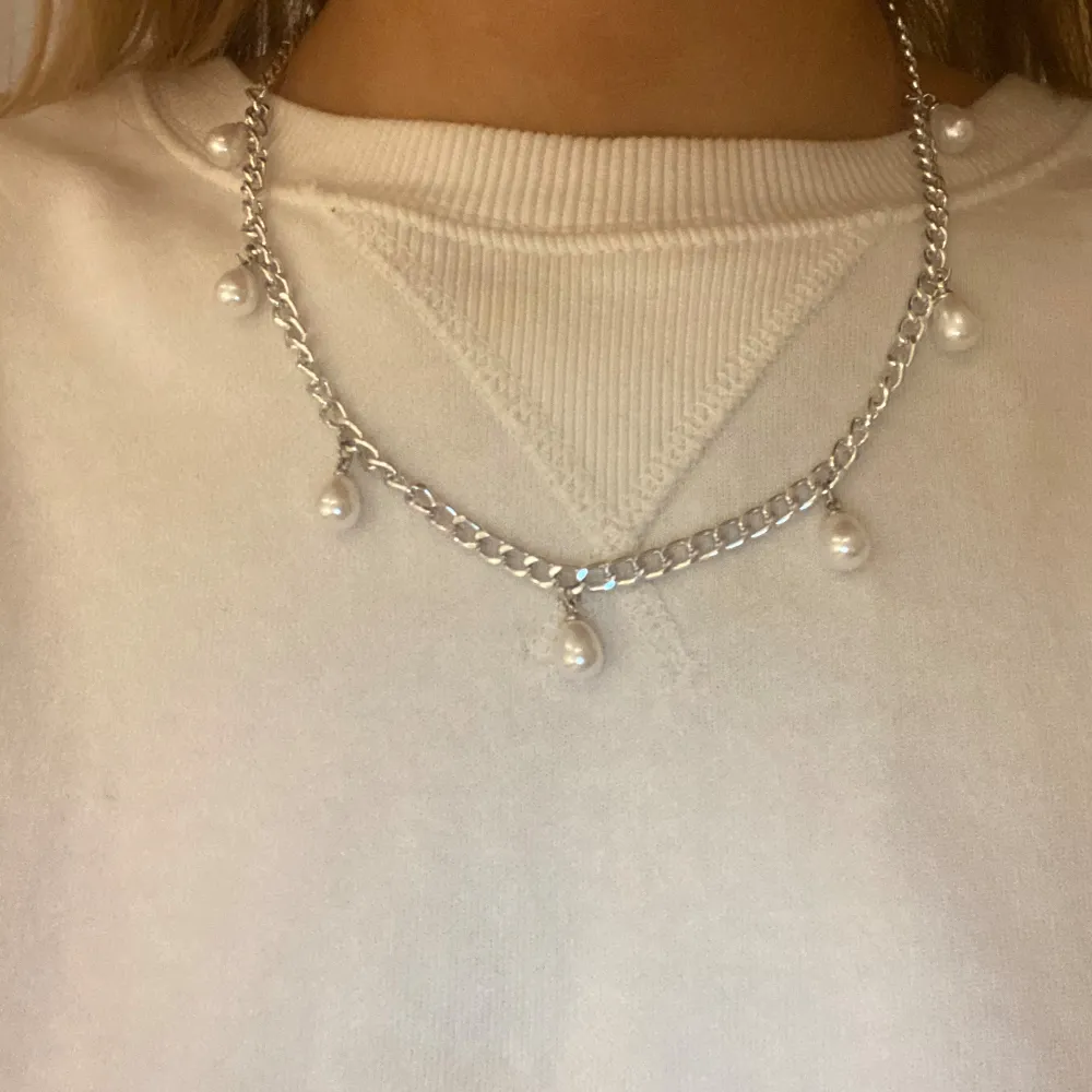 Silver halsband med pärlor! Har gjort det själv vet ej om de är rostfritt . Accessoarer.