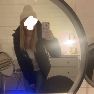 Peak performance jacka  - Säljer denna jacka pågrund av att den inte används länge, köpt förra året för 2100kr. Den är storlek 170 men passar mig som har S/M annars. Det är små lagade skador (se sista bilden) men de är inget man tänker på💞priset kan diskuteras ❤️