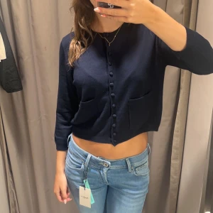 trekvartärm tröja - såå fin mörkblå tröja! de är en storlek större än på andra bilden så den är inte lika tajt som där!❤️helt nyskick och ändast använd 1 gång. inne på min progil så säljer jag en exakt likadan fast beige och den har jag bättre bilder på!