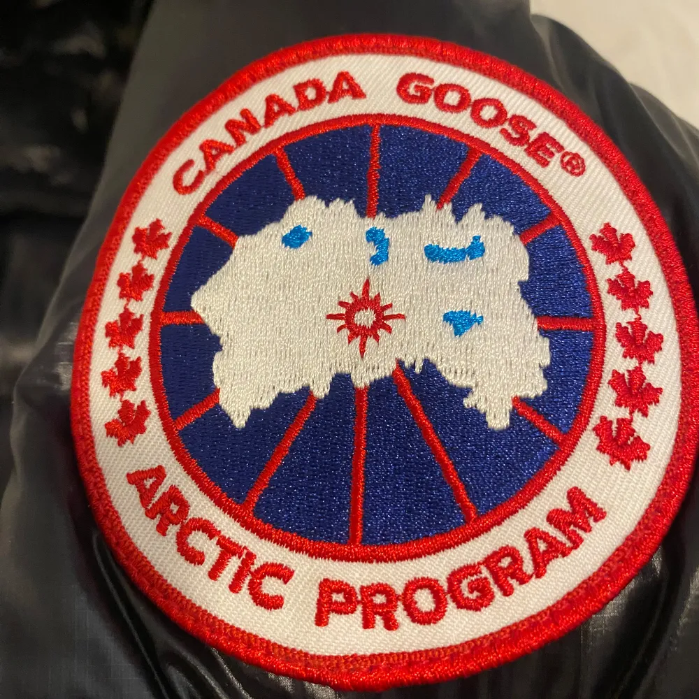 Säljer nu min Canada Goose jacka. Köpte den i slutet på förra vintern då tanken var att jag skulle ha den inför kommande vinter. Säljer den nu då jag anser att jackan är lite för stor för min smak. Jackan är äkta och kan skicka fler bilder om önskas . Jackor.