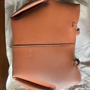 Polene väska mini i camel - EJ äkta! köpt för ca 800kr säljer för 500kr då den är använd enbart några gånger och fräsch. Dustbag medföljer