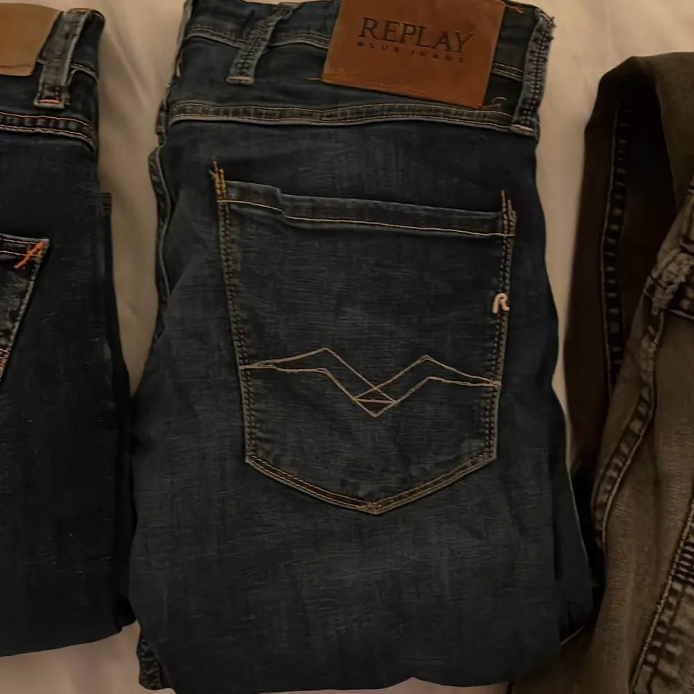 Ett gäng jeans som jag säljer då jag inte använder de längre, allt är i bra skick och passar 30:30. 1999kr för allt och 350kr för ett par!. Jeans & Byxor.