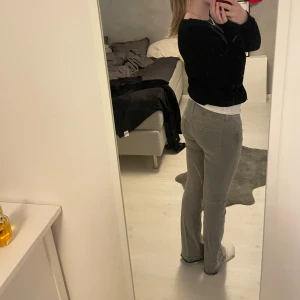 Gråa jeans - Gråa jeans från Gina Young i storlek 170. Passar mig som brukar ha S då dom är ganska stretchiga i midjan. Lite uppsprättade i längden för att passa.