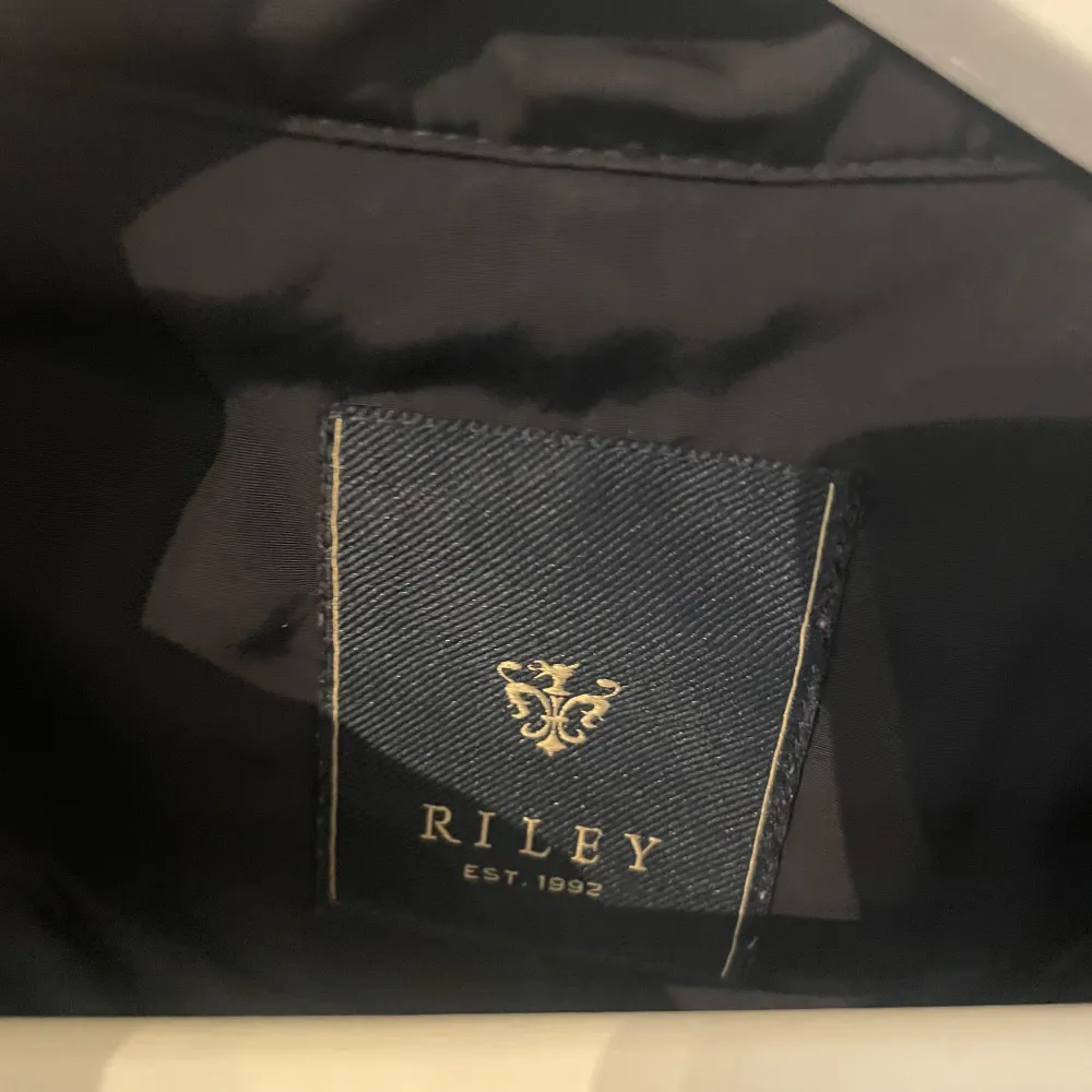 Tja säljer nu denna snygga field jacka från riley! Säljer då den inte kommer till så mycket användning som jag trodde!  Jackan är köpt i butik i nk förra året för cirka 2300 men säljer den nu för 899. Jackor.