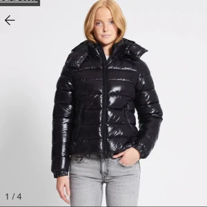 lager 157 jacka - säljer min lager 157 jacka i strl S som är i färgen svart. Undrar ni något eller vill ha fler bilder så är de bara till att skriva privat